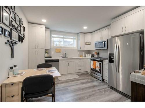 19 Montrose Way West, Lethbridge, AB - Indoor Photo Showing Kitchen