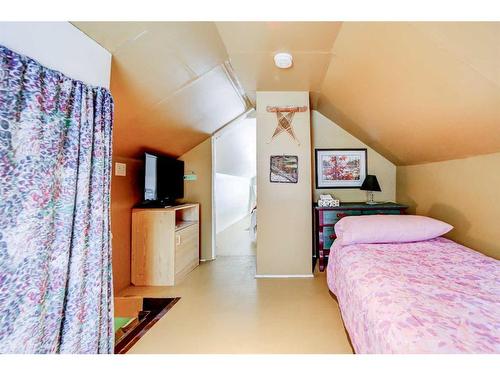 13250 19 Avenue, Blairmore, AB - Indoor Photo Showing Bedroom