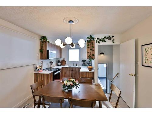 127 Ryerson Road West, Lethbridge, AB - Indoor Photo Showing Dining Room