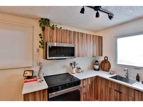 127 Ryerson Road West, Lethbridge, AB - Indoor Photo Showing Kitchen