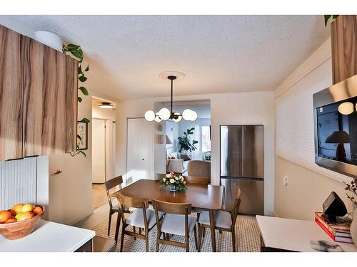 127 Ryerson Road West, Lethbridge, AB - Indoor Photo Showing Dining Room