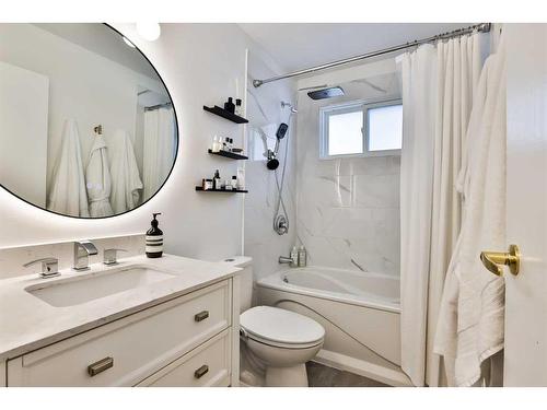 127 Ryerson Road West, Lethbridge, AB - Indoor Photo Showing Bathroom