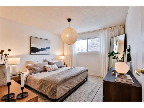 127 Ryerson Road West, Lethbridge, AB - Indoor Photo Showing Bedroom