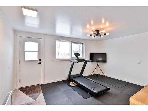 127 Ryerson Road West, Lethbridge, AB - Indoor Photo Showing Gym Room