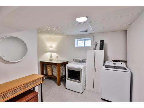 127 Ryerson Road West, Lethbridge, AB - Indoor Photo Showing Laundry Room