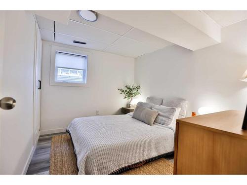 127 Ryerson Road West, Lethbridge, AB - Indoor Photo Showing Bedroom