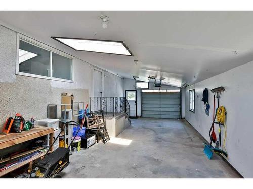 127 Ryerson Road West, Lethbridge, AB - Indoor Photo Showing Garage