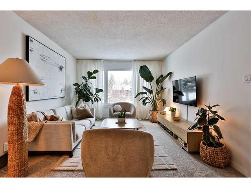 127 Ryerson Road West, Lethbridge, AB - Indoor Photo Showing Living Room