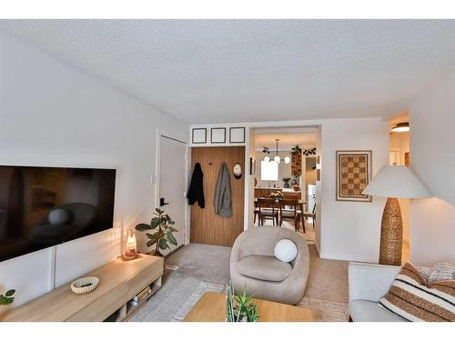 127 Ryerson Road West, Lethbridge, AB - Indoor Photo Showing Living Room