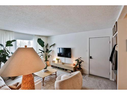 127 Ryerson Road West, Lethbridge, AB - Indoor Photo Showing Living Room