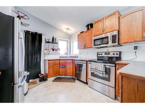 1968 Parkside Boulevard, Coaldale, AB - Indoor Photo Showing Kitchen