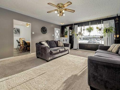 1913 13 Avenue North, Lethbridge, AB - Indoor Photo Showing Living Room