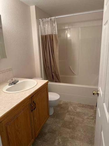 256 4Th Avenue West, Cardston, AB - Indoor Photo Showing Bathroom