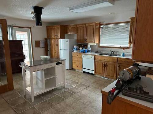 256 4Th Avenue West, Cardston, AB - Indoor Photo Showing Kitchen With Double Sink