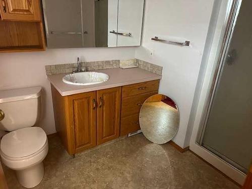 256 4Th Avenue West, Cardston, AB - Indoor Photo Showing Bathroom