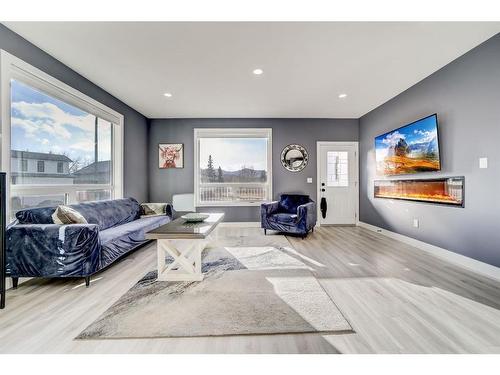 22510 31 Avenue, Bellevue, AB - Indoor Photo Showing Living Room