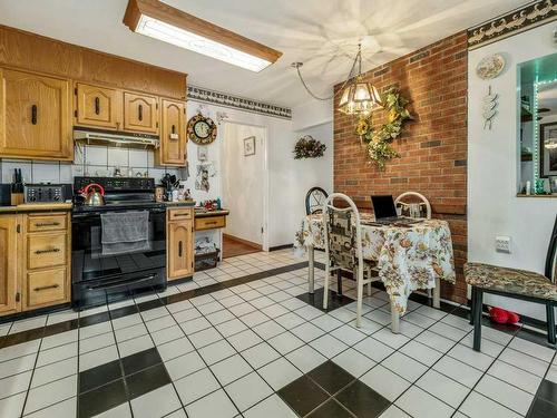 33 Nevada Road West, Lethbridge, AB - Indoor Photo Showing Kitchen