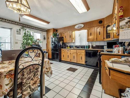 33 Nevada Road West, Lethbridge, AB - Indoor Photo Showing Kitchen