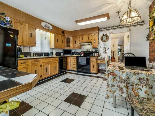 33 Nevada Road West, Lethbridge, AB - Indoor Photo Showing Kitchen