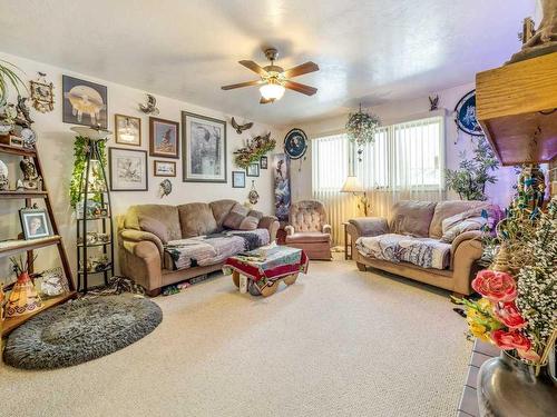 33 Nevada Road West, Lethbridge, AB - Indoor Photo Showing Living Room