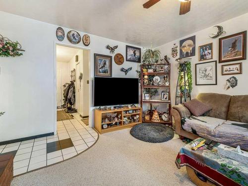 33 Nevada Road West, Lethbridge, AB - Indoor Photo Showing Living Room