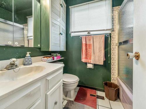 33 Nevada Road West, Lethbridge, AB - Indoor Photo Showing Bathroom