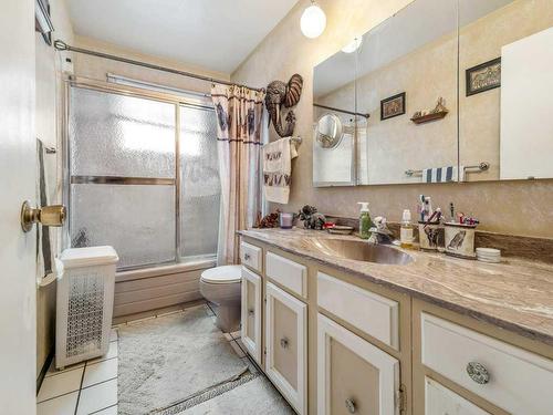 33 Nevada Road West, Lethbridge, AB - Indoor Photo Showing Bathroom