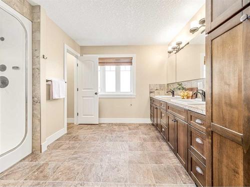 496 Arbourwood Terrace South, Lethbridge, AB - Indoor Photo Showing Bathroom