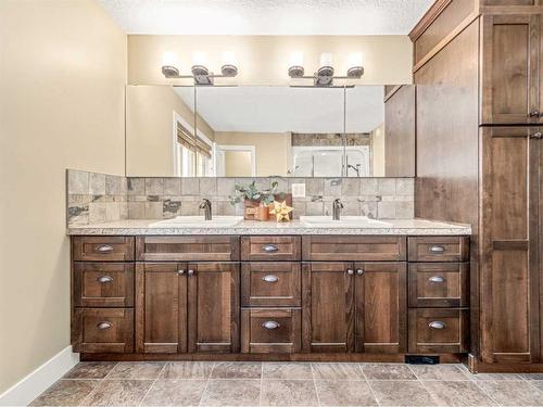 496 Arbourwood Terrace South, Lethbridge, AB - Indoor Photo Showing Bathroom