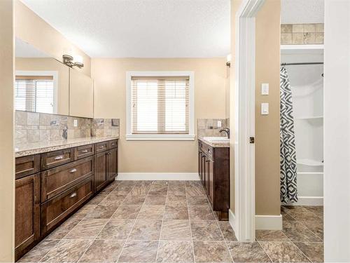 496 Arbourwood Terrace South, Lethbridge, AB - Indoor Photo Showing Bathroom