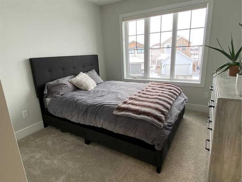 131 Goldenrod Road West, Lethbridge, AB - Indoor Photo Showing Bedroom