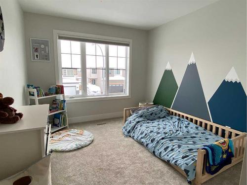 131 Goldenrod Road West, Lethbridge, AB - Indoor Photo Showing Bedroom