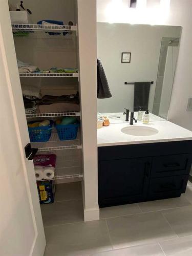 131 Goldenrod Road West, Lethbridge, AB - Indoor Photo Showing Bathroom