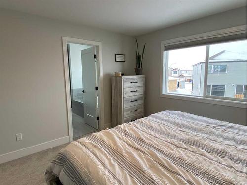 131 Goldenrod Road West, Lethbridge, AB - Indoor Photo Showing Bedroom