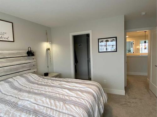 131 Goldenrod Road West, Lethbridge, AB - Indoor Photo Showing Bedroom