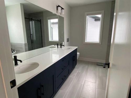 131 Goldenrod Road West, Lethbridge, AB - Indoor Photo Showing Bathroom