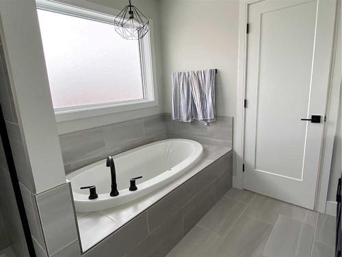 131 Goldenrod Road West, Lethbridge, AB - Indoor Photo Showing Bathroom