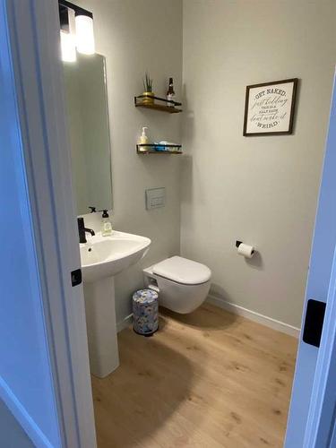 131 Goldenrod Road West, Lethbridge, AB - Indoor Photo Showing Bathroom