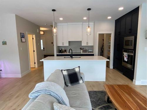 131 Goldenrod Road West, Lethbridge, AB - Indoor Photo Showing Kitchen With Upgraded Kitchen