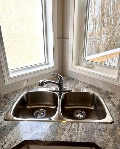 90 Chilcotin Road West, Lethbridge, AB - Indoor Photo Showing Kitchen With Double Sink