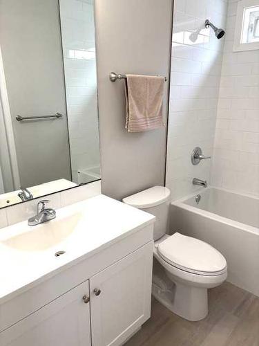 90 Chilcotin Road West, Lethbridge, AB - Indoor Photo Showing Bathroom