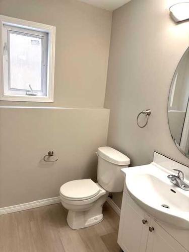 90 Chilcotin Road West, Lethbridge, AB - Indoor Photo Showing Bathroom