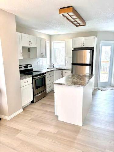 90 Chilcotin Road West, Lethbridge, AB - Indoor Photo Showing Kitchen