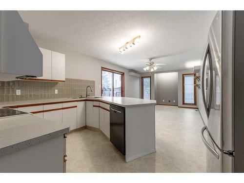 2114 16A Avenue, Coaldale, AB - Indoor Photo Showing Kitchen