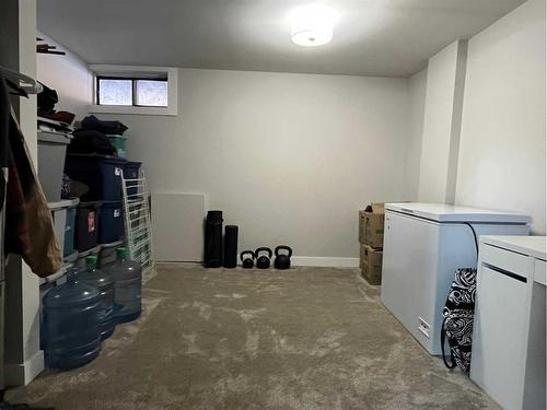 2 Cayuga Place West, Lethbridge, AB - Indoor Photo Showing Laundry Room