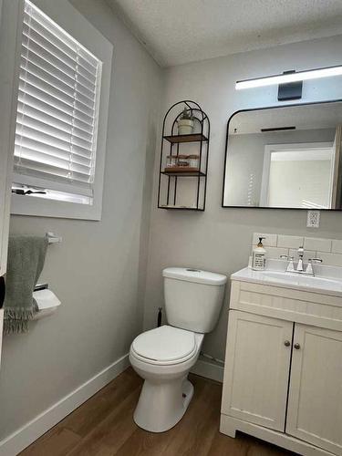 2 Cayuga Place West, Lethbridge, AB - Indoor Photo Showing Bathroom