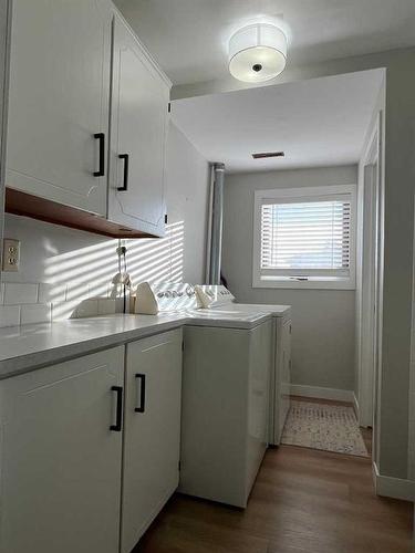 2 Cayuga Place West, Lethbridge, AB - Indoor Photo Showing Laundry Room