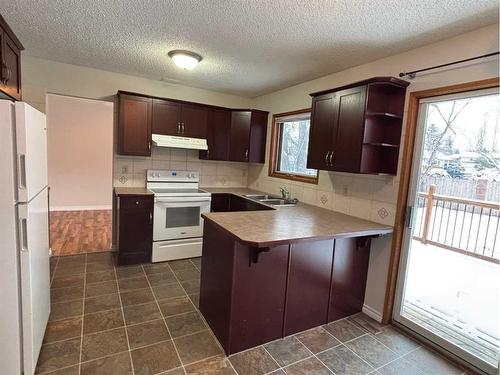 2 Cayuga Place West, Lethbridge, AB - Indoor Photo Showing Kitchen With Double Sink