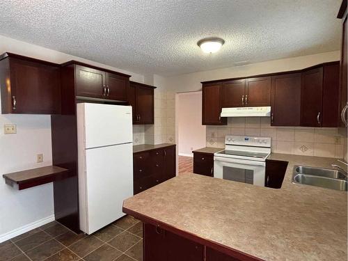 2 Cayuga Place West, Lethbridge, AB - Indoor Photo Showing Kitchen With Double Sink