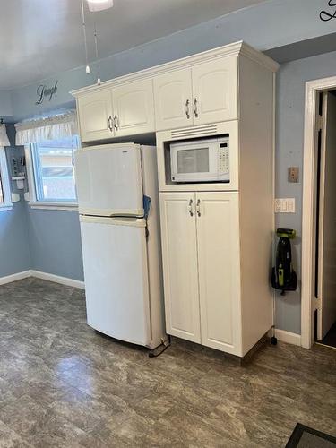 2015 7 Avenue South, Lethbridge, AB - Indoor Photo Showing Kitchen